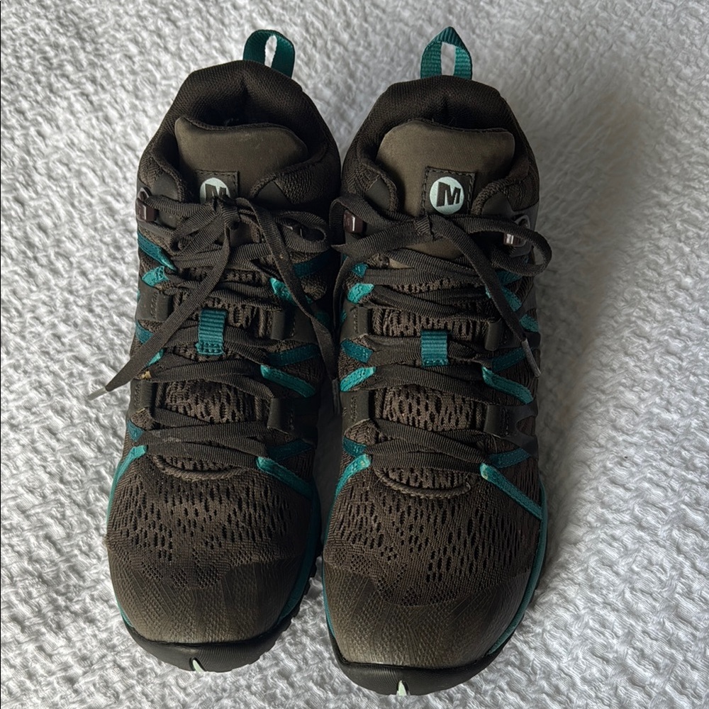 Black and Teal Athletic Shoes MERREL
Gently used as to small for me
